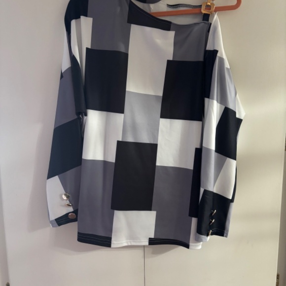 Two Polyester tops - Picture 6 of 11